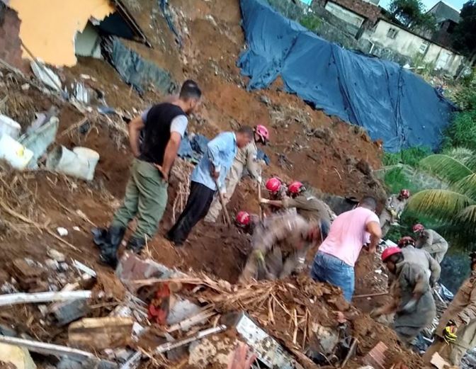 Al menos siete muertos dejó el aparatoso derrumbe de dos casas en Brasil