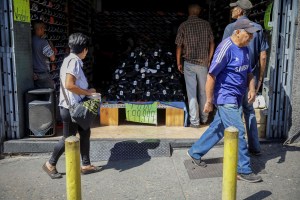 Cómo serán los nuevos y altos impuestos que el régimen de Maduro impondrá a las compras en dólares