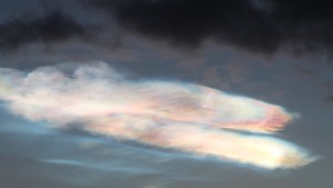 Captan impresionantes nubes de arcoíris sobre una montaña en Rusia (FOTOS)