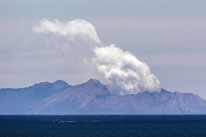 El volcán en Nueva Zelanda es aún demasiado peligroso para poder recuperar cuerpos