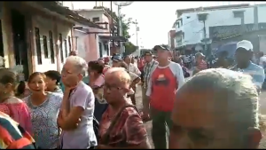 Las terribles colas que pensionados y jubilados en Maracaibo hacen para “canjear” su medio petro (Video) #27Dic