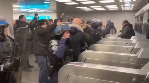 Sin tregua en Navidad: Huelguistas bloquearon la entrada a pasajeros en el metro de París (video)