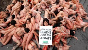 EN VIDEO: Activistas realizan una protesta nudista en Barcelona contra el uso de pieles de animales