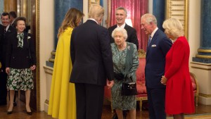 El regaño de la reina Isabel II a su hija por no saludar a Trump que se volvió viral (Video)