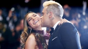 La confesión de Robbie Williams a su esposa: Se acostó con su dealer minutos antes de su primera cita