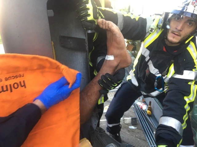 Los bomberos demoraron más de una hora en poder rescatar al joven atorado en el poste (Crédito: Bomberos de Nimes)