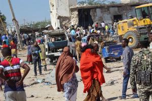 Suben a 92 los muertos en atentado en la capital de Somalia