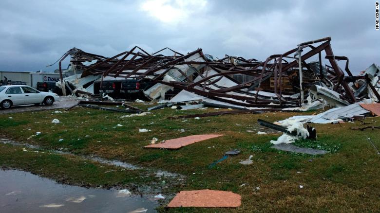 EEUU en alerta por tornados tras la muerte de tres personas