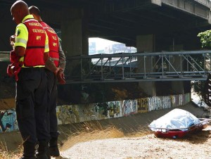 Tres hombres fueron asesinados y tirados en el río Guaire