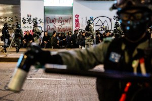 Policía de Hong Kong arresta a unas 400 personas en protestas de Año Nuevo