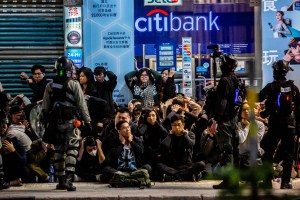 Policía de Hong Kong afirma que detuvo a “unas 400” personas en protestas de Año Nuevo