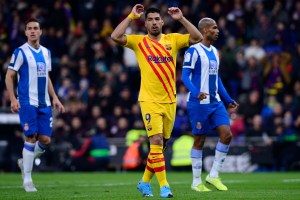 Suárez y Vidal rescataron un punto en el derbi para mantener líder al Barcelona