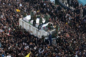 Una enorme multitud rinde en homenaje en Teherán al general Soleimani
