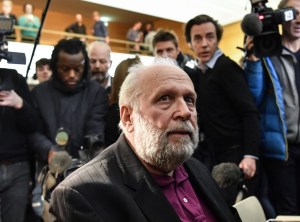 Francia juzga por pederastia a exsacerdote en caso que puso en tela de juicio a la Iglesia