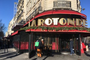 Incendiaron La Rotonde, el restaurante preferido de Emmanuel Macron en París (Fotos)