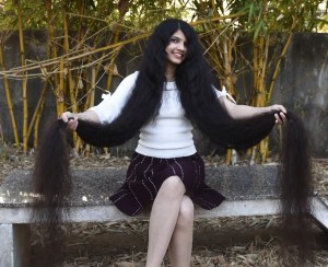 Adolescente rompe récord con el cabello más largo del mundo: 190 cm