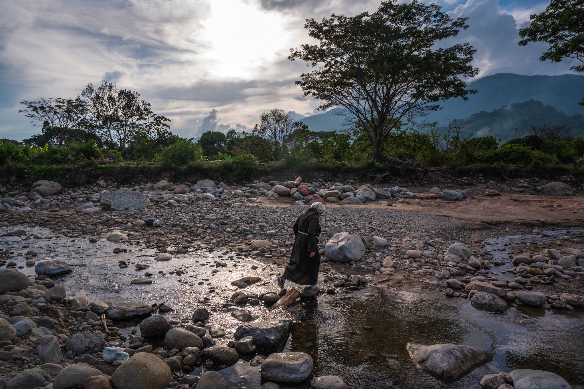 El incansable fraile que sostiene a la remota aldea de El Tukuko en medio de la crisis chavista