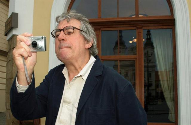  El miembro de la compañía de comedia británica Monty Python, Terry Jones, toma instantáneas en Uherske Hradiste, República Checa, donde llegó para asistir a la 30a Escuela de Cine de Verano, el 28 de julio de 2004. Según los informes, Jones murió el 22 de febrero de 2020 a la edad de 77 años. (República Checa) EFE / EPA / LUKAS MACHALINEK