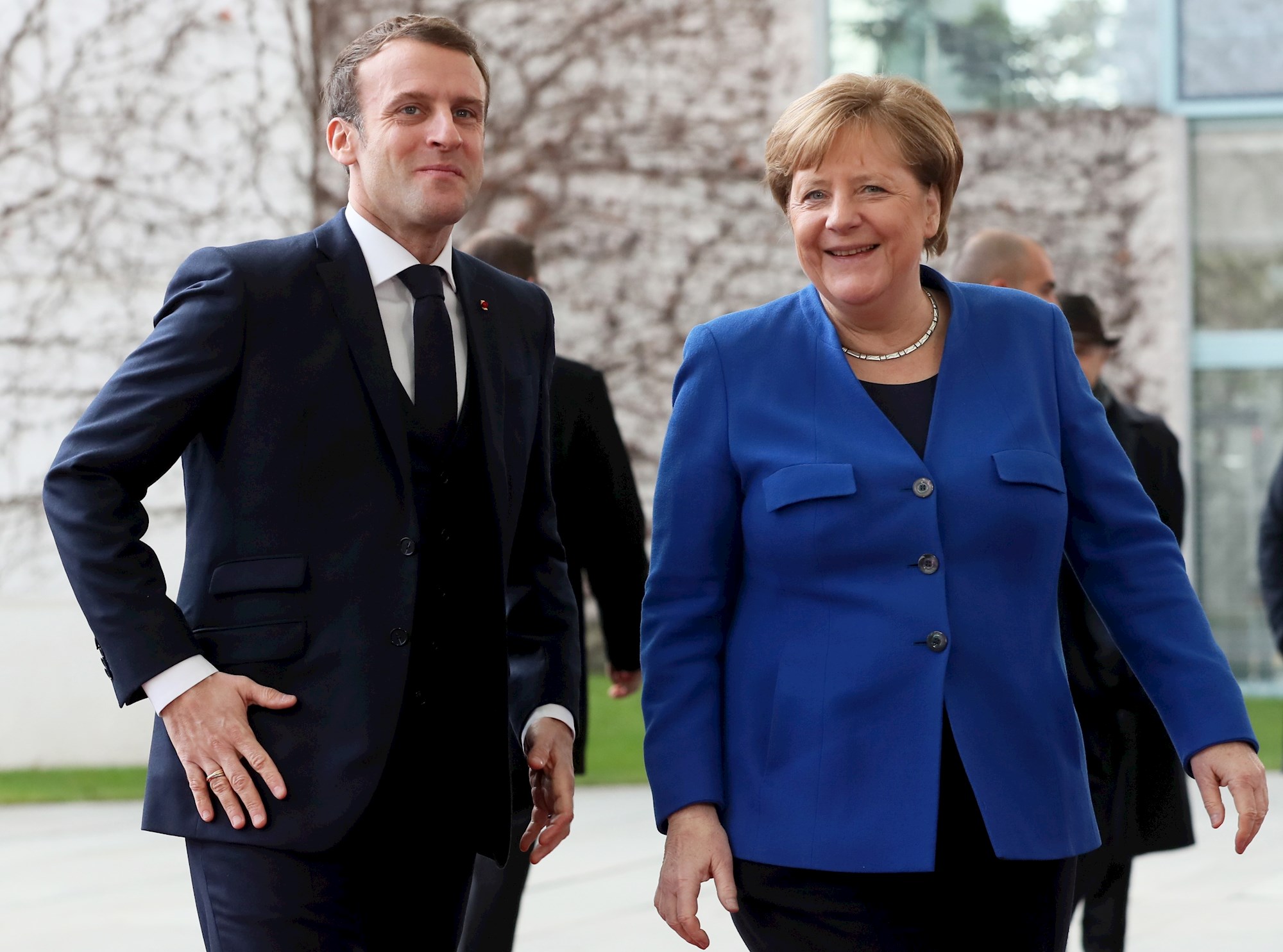 Macron y Merkel urgen a subir la producción europea de vacunas contra Covid-19
