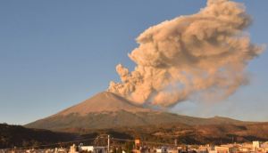 EN VIDEO: El paso de una meteorito cerca del volcán Popocatépetl en México