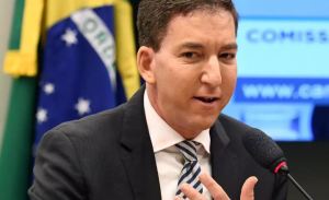 Fiscalía de Brasil denunció a periodista Greenwald por incentivar hackeo a autoridades