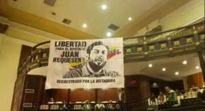 Chavismo desmontó las pancartas a favor de Marrero y Requesens en la AN (Video)