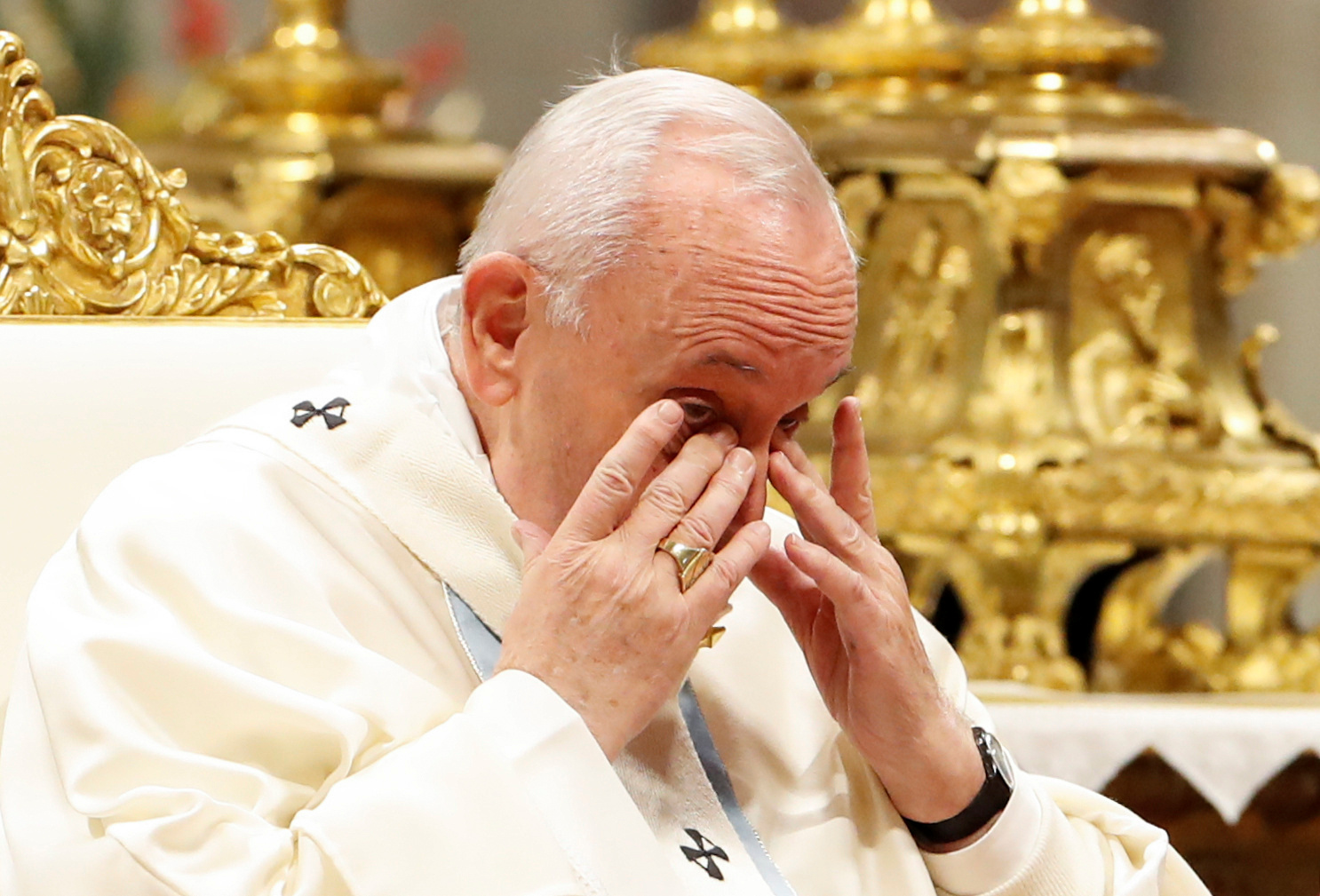 El papa Francisco pide perdón por manotear a una fiel que lo agarró en el Vaticano