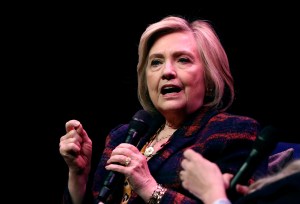 Hillary Clinton pide que los evacuados de Afganistán sean acogidos como refugiados por otros países