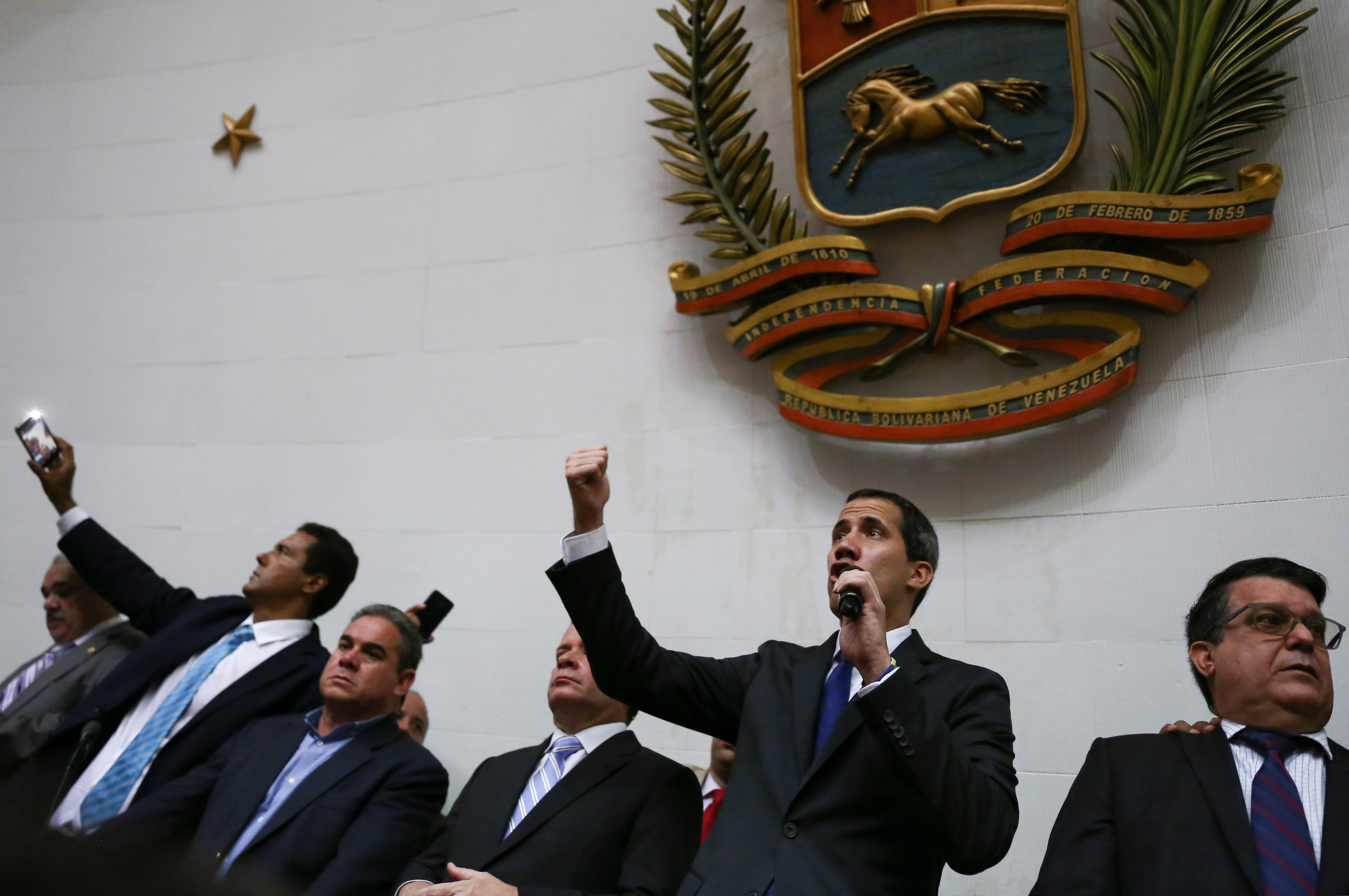 Juan Guaidó se juramentó como presidente (E) de Venezuela en el Palacio Federal Legislativo (Video)