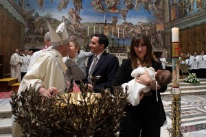 El Papa bautizó a 32 niños y recordó que es importante hacerlo de pequeños