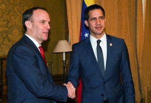 Guaidó pacta mayor cooperación para frenar enriquecimiento del régimen de Maduro en Reino Unido