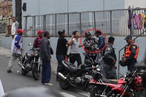 ¿Entrevista a mano armada? Alias “Cabeza e’ Mango” y sus malandros amenazan a venezolanos pa’ grabarlos (IMÁGENES)