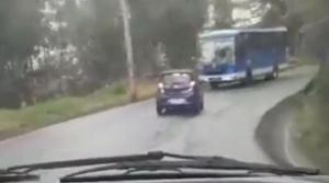 Cámaras captaron el insólito choque entre un camión y otro carro (VIDEO)