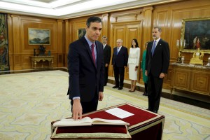 Pedro Sánchez jura como presidente del gobierno ante el rey de España