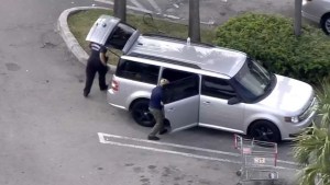Niño de Miami se dispara en una pierna dentro de un auto