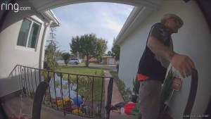 Atrapan a hombre robando paquetes de casas en Miami