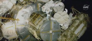 Astronautas realizan caminata espacial para hacer reparaciones a la EEI