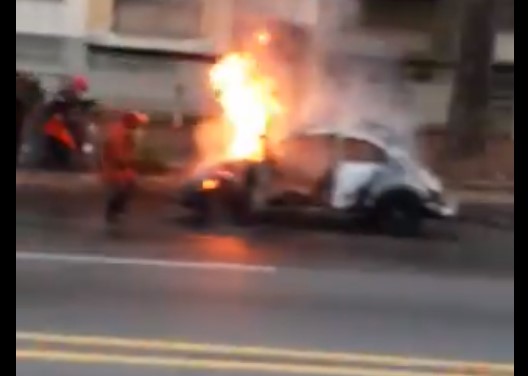 EN VIDEO: Carro se incendió en pleno Boulevard de El Cafetal #24Ene
