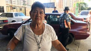 Dolarización de facto en Venezuela daña a los ancianos: Me siento indefensa e impotente