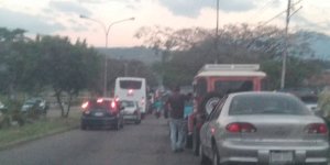 Así se encuentran las MEGA COLAS para surtir gasolina en Táchira #10Ene (Foto)
