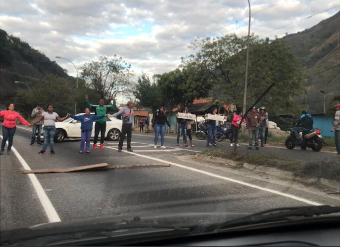 Familiares de presuntos delincuentes abatidos por el Cicpc trancan la Caracas-Guarenas #14Ene (FOTOS)