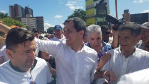 Guaidó llegó a la procesión de la Divina Pastora acompañado del pueblo #14Ene (FOTO)