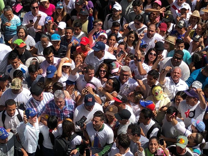 EL VIDEO: Un huracán de gente aplaudió la llegada de Guaidó a la procesión de la Divina Pastora #14Ene