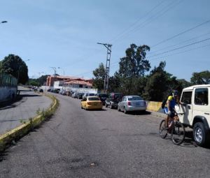 Continúan las largas colas para surtir gasolina en San Cristóbal #4Ene