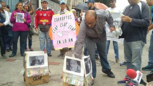 Caraqueños queman imágenes de diputados traidores adheridas a Cajas Clap (Fotos y video)