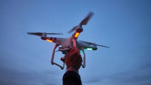 Brasil usa drones con altoparlantes para evitar los contagios por aglomeración