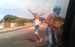 Mad Max Venezuela: Malandros salen durante el día para amenazar a la gente… ¡Por gasolina! (VIDEO)