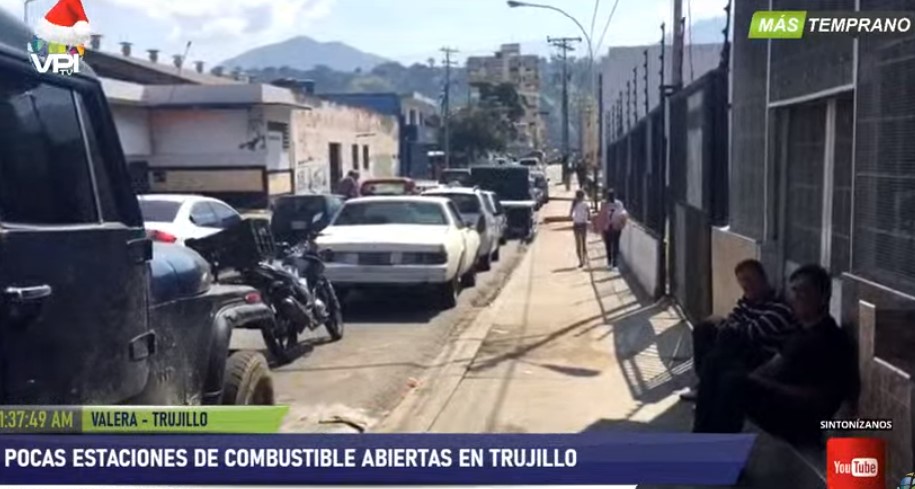 Usuarios en Trujillo realizan largas colas para poder surtir combustible #3Ene