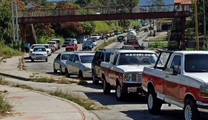 Merideños siguen haciendo KILOMÉTRICAS colas para poder surtir gasolina #9Ene (Foto)