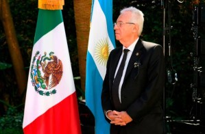 Ex embajador de México que robó un libro en Argentina ahora es acusado de acoso sexual